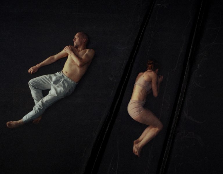 Fassaden still showing two people lying down