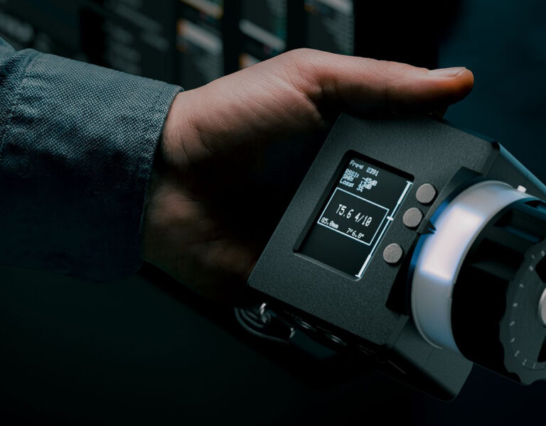 A hand holding a Lens Link